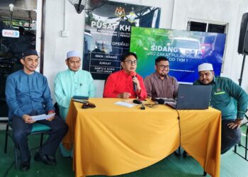 BADRUL Hisham Shaharin atau Chegubard (dua dari kanan) pada sidang akhbar mengenai isu penerimaan LOD daripada Mohamad Abdul Hamid di pejabat Ahli Parlimen Permatang Pauh, Pulau Pinang hari ini. – UTUSAN/ISWAN SHAFIQ ISA.