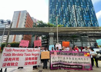 PENDUDUK Kampung Papan mengadakan protes di hadapan pejabat TPPT di Kuala Lumpur, hari ini bagi menuntut penyelesaian isu perumahan yang berlarutan lebih 20 tahun.