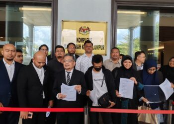 SERAMAI 11 peserta himpunan Gerakan Anti Rumah Anutan Haram (Garah) memfailkan saman terhadap Perdana Menteri dan enam defendan lain di Mahkamah Tinggi Kuala Lumpur, hari ini. -UTUSAN