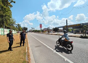 MOHD. Misuari Abdullah (kanan) semasa turun padang meninjau lokasi kamera AWAS di Jalan Kota Bharu–Kuala Terengganu, hadapan Istana Negeri, Kelantan hari ini-UTUSAN/YATIMIN ABDULLAH.