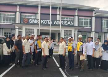 AHMAD Maslan ketika meninjau kesiapan fizikal SMK Kota Warisan, Sepang.