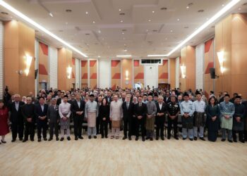 ANWAR Ibrahim bergambar bersama para peserta selepas Forum Ilmuwan Malaysia Madani (FIM) Siri 9: Strategies for Malaysia and ASEAN in an Era of Global Instability di Kementerian Pendidikan Tinggi (KPT) di Putrajaya. - UTUSAN/FAISOL MUSTAFA