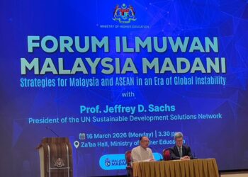 Anwar bersama Profesor Sachs pada Forum Ilmuwan Malaysia Madani (FIM) Siri 9: Strategies for Malaysia and ASEAN in an Era of Global Instability di Kementerian Pendidikan Tinggi (KPT) di Putrajaya hari ini.