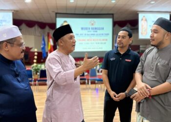AHMAD Jazlan Yaakob (dua kiri) beramah mesra dengan wartawan selepas Majlis Moreh Ramadan Bersama Pengamal Media Kelantan di Kota Bharu, Kelantan malam tadi-UTUSAN/YATIMIN ABDULLAH.