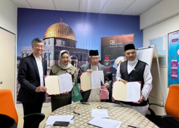 MOHD Azmi Abdul Hamid (dua kanan) menukarkan memorandum persefahaman (MoU) bersama syarikat Muslim Smart Wearabke Company (MSWC) di ibu pejabat MAPIM di sini, hari ini.
