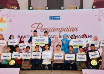 NORLIZA Abdul Rahim (tengah), bergambar bersama penerima Bantuan Lestari Siswa MADANI dalam majlis Iftar PTPTN Bersama Media.
