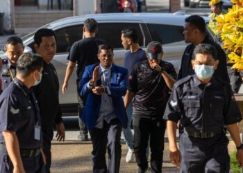 ZAMRI VINOTH diiringi anggota polis semasa tiba di Kompleks Mahkamah Kuala Lumpur, hari ini. -UTUSAN/Saddam Yusoff