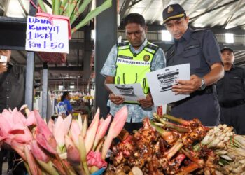 S. JEGAN (kiri) ketika melakukan tinjauan sempena pelaksanaan Skim Harga Maksimum Musim Perayaan (SHMMP) Hari Raya Aidilfitri di Pasar Awam Seberang Jaya, Pulau Pinang hari ini.-UTUSAN/DANIAL SAAD