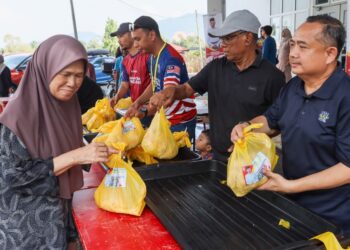 SITI Zaiton Mustafa (kiri) ketika mendapatkan ayam percuma sumbangan Perdana Menteri, Datuk Seri Anwar Ibrahim menerusi NACCOL di Yayasan Aman Penanti, Bukit Mertajam, Pulau Pinang.-UTUSAN/DANIAL SAAD