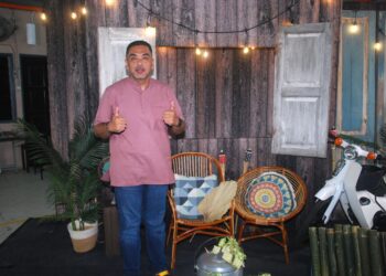 MOHD. Noor Helmy Abdul Halem menunjukkan isyarat bagus di studio fotografi di Dewan Japerun Duyong, Melaka. - UTUSAN/AMRAN MULUP