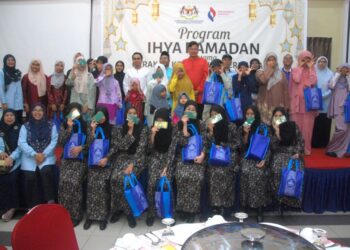 ALEX Seah Soo Chin bersama anak yatim dari Rumah Kasih Tun Abd. Aziz pada program Ihya Ramadan bersama Gerakan Koperasi Negeri Melaka di sebuah hotel di Ayer Keroh, semalam. - UTUSAN/AMRAN MULUP