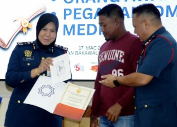 Siti Rohani Nadir menyampaikan surat penghargaan kepada Wan Sapaat Sa'yon yang menyelamatkan mangsa lepas dalam kejadian lemas di Pantai Tanjong Buloh, Sedili Kecil, Kota Tinggi, bulan lalu sempena Majlis Penyampaian Sijil Penghargaan JBPM Negeri Johor di Ibu Pejabat JBPM Negeri Johor, di sini hari ini. UTUSAN/RAJA JAAFAR ALI