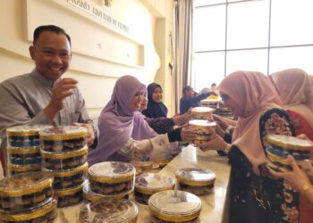 MARHAMAH Rosli (dua dari kiri) mengagihkan sumbangan kuih raya kepada guru-guru Kafa sempena Program Santuni Madani di Kota Bharu, Kelantan hari ini.-UTUSAN/MUSTAQIM MOHAMED