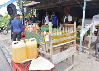 PIHAK berkuasa Thailand merampas hampir 200 liter petrol yang dipercayai diseludup dari Malaysia dalam operasi di sekitar Sungai Golok.- IHSAN PEJABAT DAERAH SUNGAI GOLOK