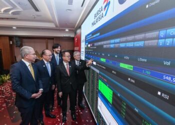 PENGASAS dan Pengerusi Sunway Group, Datuk Seri Jeffrey Cheah (dua dari kanan) bersama Presiden Sunway Healthcare Group, Datuk Lau Beng Long (hujung kanan) ketika melihat skrin paparan carta saham pada majlis penyenaraian Sunway Healthcare Holdings Berhad di pasaran utama Bursa Malaysia di ibu pejabat Bursa Malaysia, Kuala Lumpur di sini, hari ini. - UTUSAN/SYAKIR RADIN