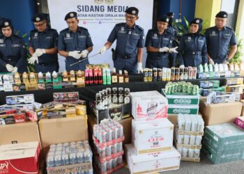 ROHAIZAD Ali (tengah) menunjukkan sebahagian daripada rokok serta minuman keras tidak berkastam yang dianggarkan bernilai kira-kira RM3.9 juta dalam sidang akhbar di Kompleks Pencegahan Kastam Pulau Pinang, Perai, Pulau Pinang.-UTUSAN/DANIAL SAAD
