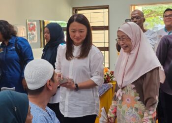 HANNAH Yeoh bersama Ahli Parlimen Bandar Tun Razak, Datuk Seri Dr. Wan Azizah Wan Ismail ketika menyampaikan sumbangan kepada pesakit di Wad Geriatrik, Hospital Rehabilitasi Cheras (HRC), di sini hari ini.