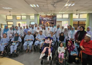 HANNAH Yeoh (berdiri, tengah) bersama Ahli Parlimen Bandar Tun Razak, Datuk Seri Dr. Wan Azizah Wan Ismail ketika bergambar bersama pesakit-pesakit di Wad Geriatrik, Hospital Rehabilitasi Cheras (HRC), di sini hari ini.