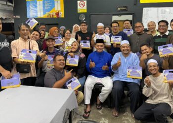RAHMAD Mariman bersama pengamal media Melaka pada majlis moreh di sebuah restoran di Ayer Molek, Melaka. - UTUSAN/AMRAN MULUP