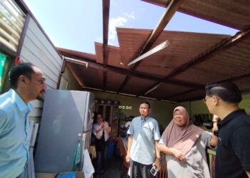 LIM Ban Hong meninjau rumah yang rosak akibat dibadai ribut di Gedung Lalang, Bukit Rambai, Melaka. - UTUSAN/AMRAN MULUP