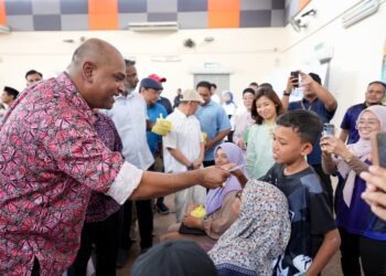 R. Ramanan menyampaikan duit raya kepada seorang kanak-kanak dalam majlis yang berlansung di Sungai Buloh, Selangor baru-baru ini.