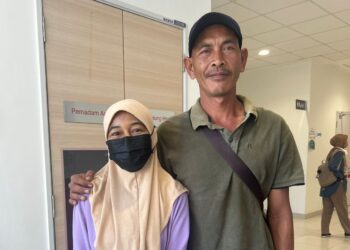 NORAINI Pitrus (kiri) bersama suaminya, Abdul Hairil Oben, ketika ditemui di perkarangan Hospital Tawau, Sabah, selepas menjalani rawatan. UTUSAN/NASRAWATI SYARIFUDDIN