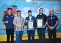 Shahrin (tengah) bersama Pengarah Bahagian Kemasukan Pelajar IPTA (Kanan), Mohd Najib Mohd Sarif (kanan), wakil Malaysia Book of Record Megat Faris Hussein Megat Muzaffar Shah kiri)
wakil Maxis Bobby Chong Sooi Loo, dan Pengarah Bahagian Pengambilan Pelajar UiTM Ashaari Ak Yussof, memegang replika Malaysia Book of Record sempena Karnival Jom Masuk Universiti (JMU) 2026 di UiTM Shah Alam.