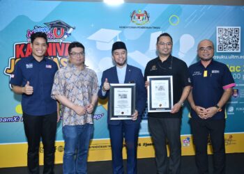 Shahrin (tengah) bersama  Pengarah Bahagian Kemasukan Pelajar IPTA  (Kanan), Mohd Najib Mohd Sarif (kanan), wakil Malaysia Book of Record Megat Faris Hussein Megat Muzaffar Shah kiri) 
 wakil Maxis Bobby Chong Sooi Loo, dan  Pengarah Bahagian Pengambilan Pelajar UiTM Ashaari Ak Yussof, memegang replika Malaysia Book of Record sempena Karnival Jom Masuk Universiti (JMU) 2026 di UiTM Shah Alam.