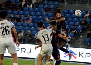 PERTAHANAN JDT Corbin Ong menanduk bola pada aksi Liga Super Malaysia 2025/2026 menentang PDRM FC di Stadium Sultan Ibrahim, Iskandar Puteri disini.-UTUSAN/RAJA JAAFAR ALI