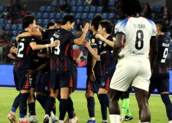 PENYERANG JDT Stuart Wilkin diraikan rakan sepasukan setelah menjaringkan gol pada aksi Liga Super Malaysia 2025/2026 menentang PDRM FC di Stadium Sultan Ibrahim, Iskandar Puteri disini. UTUSAN/RAJA JAAFAR ALI