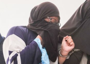 NUR Farhana Fazmar Abdullah didakwa di Mahkamah Majistret Bukit Mertajam, Pulau Pinang hari ini atas pertuduhan membunuh seorang bayi lelaki berusia empat bulan di sebuah taska dalam kawasan hospital pada 9 Mac lalu.-UTUSAN/DANIAL SAAD