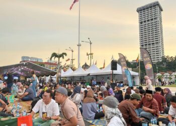 DATARAN Merdeka tetap meriah dan menjadi pilihan orang ramai berbuka puasa. – UTUSAN/QHAIRUL NIZAM HASHIM