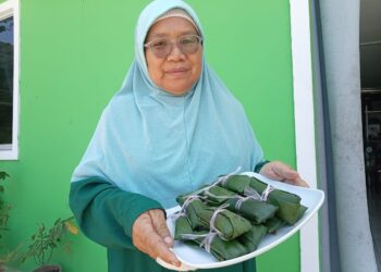 NOOR Haniseh Bakar menunjukkan kelupis yang telah siap dibungkus di rumahnya di Kampung Bambangan Papar, Sabah.