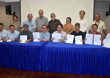 Madius bersama beberapa pemimpin Sabah yang hadir menandatangani Memorandum Sokongan (MoS) semasa Majlis Berbuka Puasa dengan SABAR baru-baru ini.