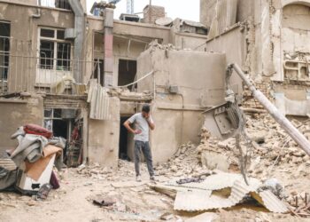 SEORANG lelaki berdiri di luar rumah yang rosak susulan serangan Amerika Syarikat dan Israel ke atas ibu negara Iran, Teheran yang bermula 28 Februari lalu. – AFP