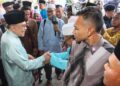ANWAR Ibrahim (kiri) bersalaman dengan jemaah ketika hadir menunaikan solat Jumaat di Masjid Asy-Syakirin Kampung Pelet, Bukit Mertajam, Pulau Pinang hari ini.-UTUSAN/DANIAL SAAD