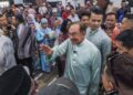 ANWAR Ibrahim (tengah) ketika menghadiri program Santai Akhir Ramadan Bersama Pimpinan Komuniti Permatang Pauh di Dewan Orang Ramai Permatang Pasir, Bukit Mertajam, Pulau Pinang.-UTUSAN/DANIAL SAAD