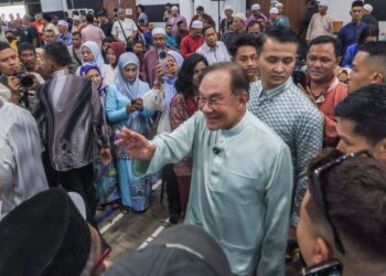 ANWAR Ibrahim (tengah) ketika menghadiri program  Santai Akhir Ramadan Bersama Pimpinan Komuniti Permatang Pauh di Dewan Orang Ramai Permatang Pasir, Bukit Mertajam, Pulau Pinang.-UTUSAN/DANIAL SAAD