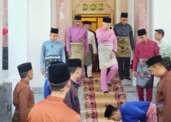 SULTAN Nazrin Muizzuddin Shah menunaikan solat sunat Aidilfitri bersama lebih 1,000 jemaah di Masjid Ubudiah Kuala Kangsar, Perak. - UTUSAN/FADZIL ZAINOL