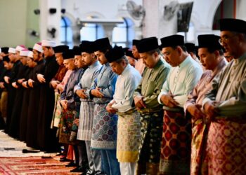 Sultan Mizan Zainal Abidin (lima, kanan) berkenan menunaikan solat sunat Hari Raya Aidilfitri bersama rakyat di Masjid Al-Muktafi Billah Shah, Kuala Terengganu, Terengganu hari ini. -UTUSAN/PUQTRA HAIRRY