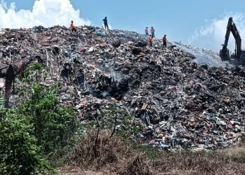 KEBAKARAN yang berlaku di kawasan tapak pelupusan sisa pepejal di Pulau Burung, Nibong Tebal sejak awal pagi tadi hanya berjaya dipadamkan selepas 12 jam operasi pemadaman dilakukan oleh anggota bomba yang bertugas.-GAMBAR/IHSAN JBPM PULAU PINANG