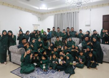 KELUARGA besar Muda Abdullah dan Khatijah Said meneruskan tradisi menggayakan pakaian sedondon semasa sambutan Hari Raya Aidilfitri di Kampung Tok Dir, Marang, Terengganu. - UTUSAN/PUQTRA HAIRRY
