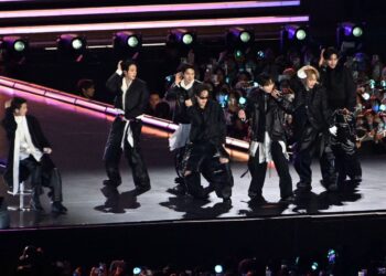 KUMPULAN BTS berjaya menarik puluhan ribuan peminat.-AFP