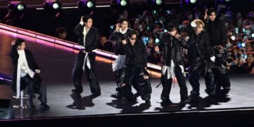 KUMPULAN BTS berjaya menarik puluhan ribuan peminat.-AFP