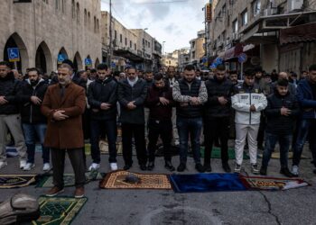 UMAT Islam di seluruh dunia menunaikan solat Aidilfitri.-AFP