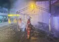 BEBERAPA anggota bomba sedang berusha memadam kebakaran yang berlaku di sebuah gerai menjual mercun di Taman Pekaka, Nibong Tebal, Pulau Pinang tengah malam tadi.-GAMBAR/IHSAN JBPM PULAU PINANG