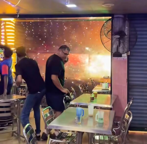 Gerai jual mercun terbakar, pelanggan restoran lari elak percikan api Gerai jual mercun terbakar, pelanggan restoran lari elak percikan api