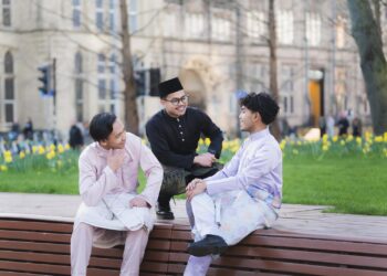 Akasyah, Razin, Hazeq.
dari Manchester, United Kingdom.