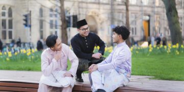 Akasyah, Razin, Hazeq.
dari Manchester, United Kingdom.