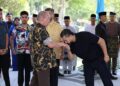 TUNKU Mahkota Ismail mencium tangan Sultan Ibrahim semasa Majlis Rumah Terbuka Istana Johor
di Istana Besar, Johor Bahru, Johor kelmarin yang dihadiri lebih 20,000 rakyat jelata.